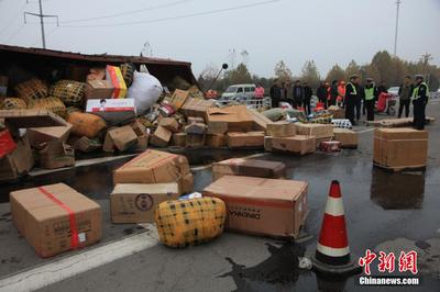 河南许昌突发物流车侧翻事故，现场交通受阻，多方紧急救援